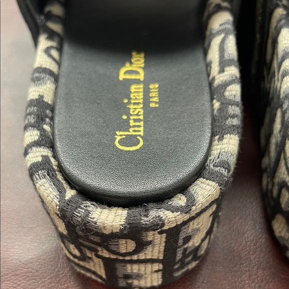 Dior Black and Tan Logo Slides - Picture 4 of 16